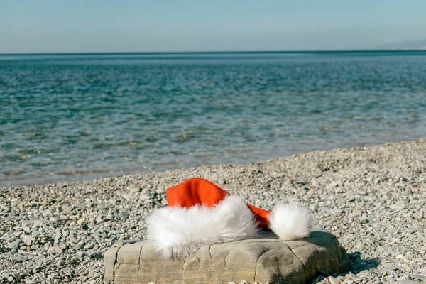 Jultomten Hatt Ligger Stor Sten Stranden — Stockfoto