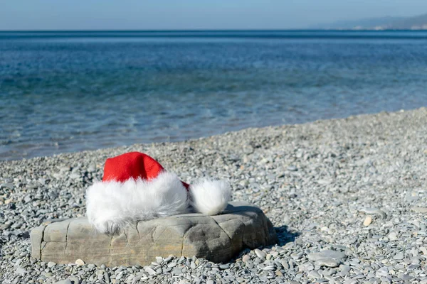 Jultomten Hatt Ligger Stor Sten Stranden — Stockfoto