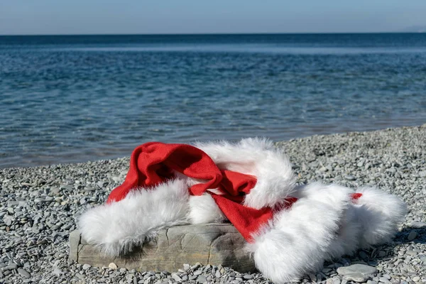 Jultomte Kläder Och Hatt Ligger Stor Sten Stranden — Stockfoto