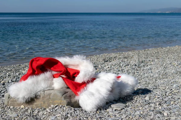 Jultomte Kläder Och Hatt Ligger Stor Sten Stranden — Stockfoto