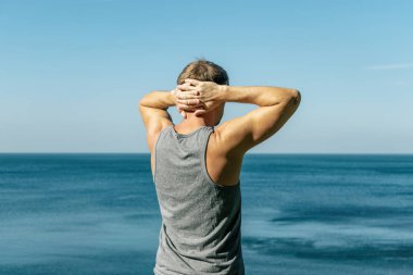 Görünümü ve temiz hava okyanus üzerinde zevk adam