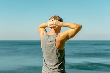 Görünümü ve temiz hava okyanus üzerinde zevk adam