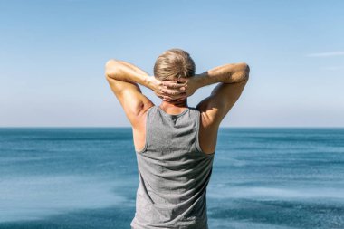 Görünümü ve temiz hava okyanus üzerinde zevk adam