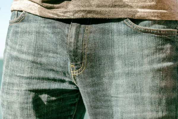 Een Man Natte Jeans Staat Het Strand — Stockfoto