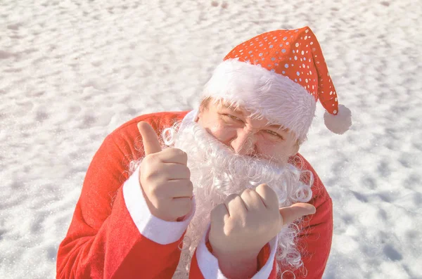Legrační Tlusťoch Oblečený Jako Santa Claus Sedět Sněhu — Stock fotografie