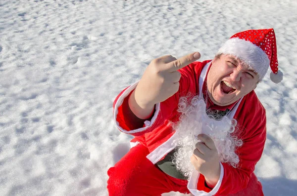 Legrační Tlusťoch Oblečený Jako Santa Claus Sedět Sněhu — Stock fotografie