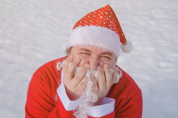 Legrační Tlusťoch Oblečený Jako Santa Claus Sedět Sněhu — Stock fotografie