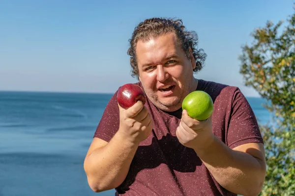 Hombre Gordo Divertido Océano Comiendo Frutas — Foto de Stock