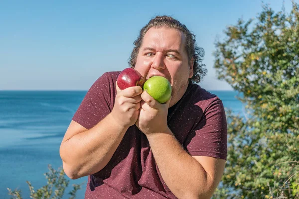 Hombre Gordo Divertido Océano Comiendo Frutas — Foto de Stock