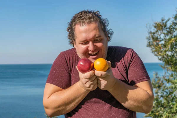 Hombre Gordo Divertido Océano Comiendo Frutas — Foto de Stock