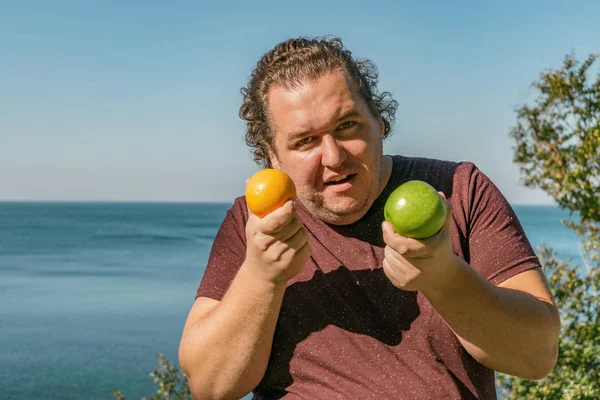 Hombre Gordo Divertido Océano Comiendo Frutas — Foto de Stock