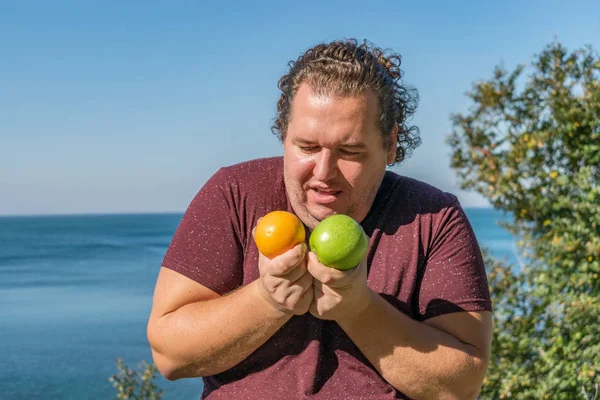 Hombre Gordo Divertido Océano Comiendo Frutas — Foto de Stock