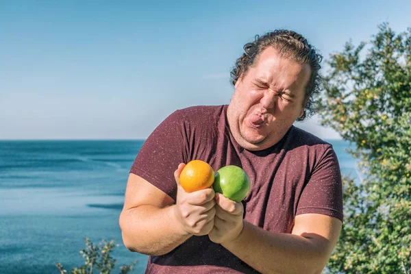 Hombre Gordo Divertido Océano Comiendo Frutas — Foto de Stock