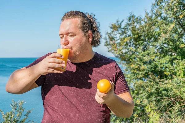 Hombre Gordo Divertido Océano Bebiendo Jugo Comiendo Frutas —  Fotos de Stock