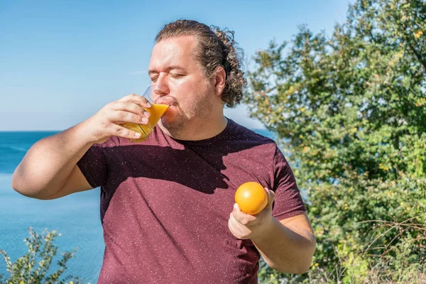 Hombre Gordo Divertido Océano Bebiendo Jugo Comiendo Frutas —  Fotos de Stock