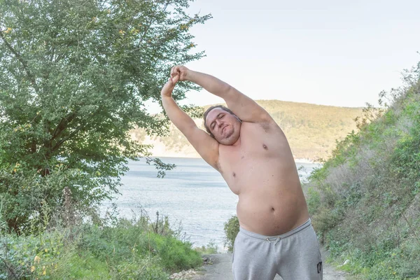 Hombre Gordo Haciendo Calentamiento Naturaleza —  Fotos de Stock