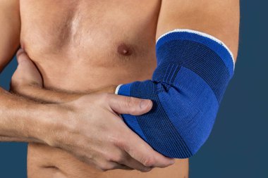 Akut ağrı nedeniyle dirsek adam tutar