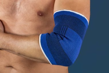 Adam akut ağrı nedeniyle dirsek tutar. Mavi bir arka plan üzerinde izole