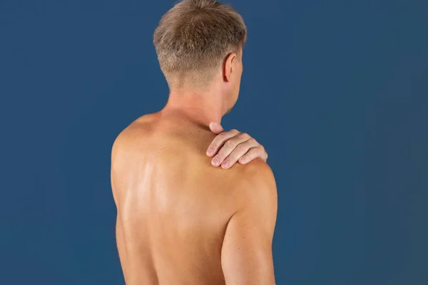 Чоловік Тримає Своє Болісне Плече Намагаючись Полегшити Біль — стокове фото