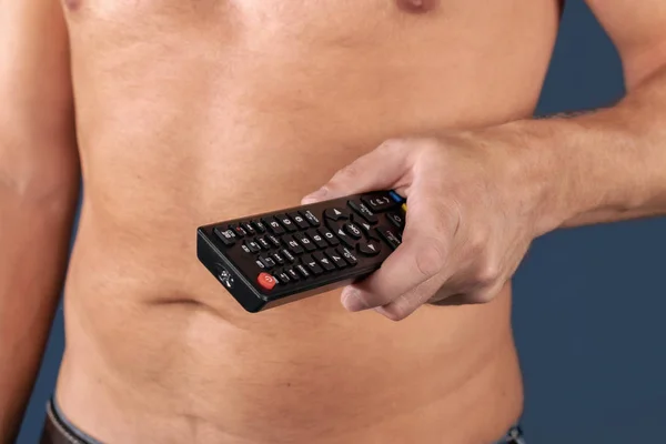 Hombre Sin Camisa Tiene Control Remoto Mano — Foto de Stock