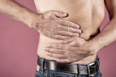 Onun yanında acı acı adam. Pembe bir arka plan