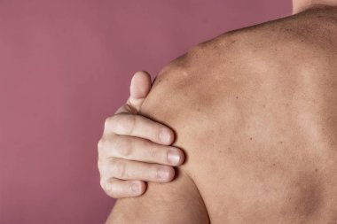 Ağrı gidermek çalışan ağrıyor omzunun tutan adam