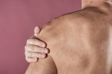 Ağrı gidermek çalışan ağrıyor omzunun tutan adam