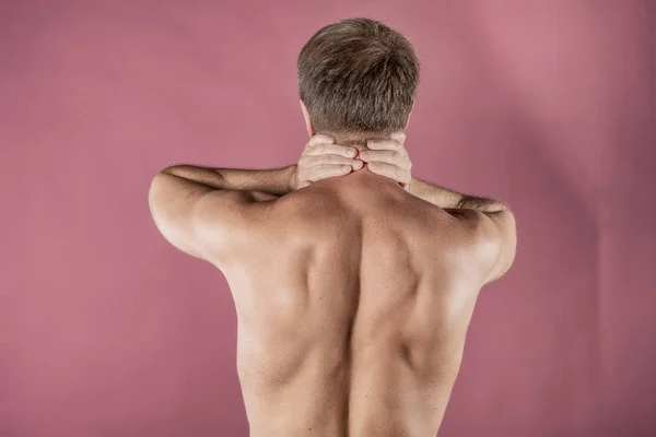 Mann Hält Seinen Nacken Und Versucht Schmerzen Lindern — Stockfoto