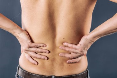 Onun acı iltihaplı bel tutan adam. Sağlık ve Tıp.