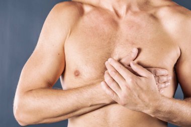 Şiddetli kalp ağrısı, göğüs ağrısı çeken bir adam, kalp krizi ya da ağrılı kramplar, acı dolu bir ifadeyle göğsüne bastırıyor..