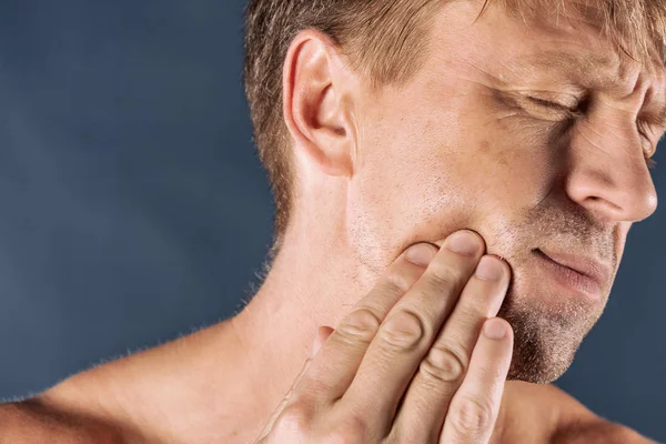 Sad Deprimerad Man Smärta Håller Hans Kind Porträtt Man Blå — Stockfoto