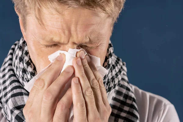 Homem Adulto Paciente Com Resfriado Alívio Doença Gripal — Fotografia de Stock