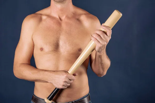 Torzo Shirtless Muž Který Držel Baseballovou Pálkou — Stock fotografie