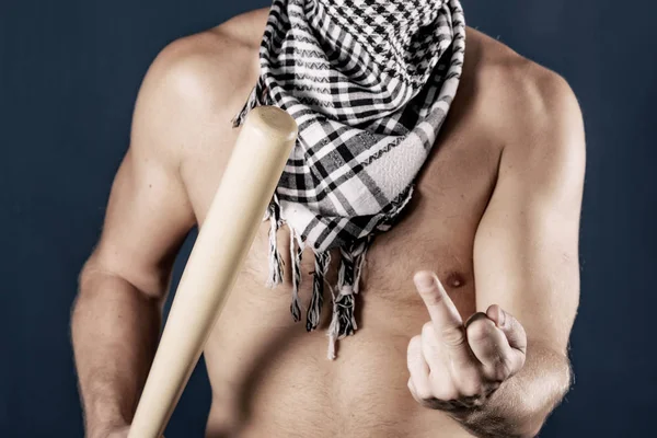 Portrét Muže Kostkovaný Šátek Držet Baseballovou Pálkou Symbolizující Zločinu — Stock fotografie