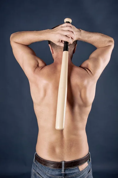 Torzo Shirtless Muž Který Držel Baseballovou Pálkou Svisle Zarámovaný Obrázek — Stock fotografie