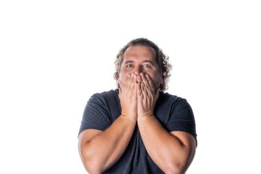 Beyaz arka planda ağzını kapatan şaşkın adamın portresi.