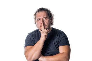 Yakışıklı adam ağzını parmağıyla cowering portresi