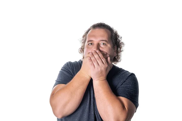 Retrato Del Hombre Asombrado Cubriendo Boca Sobre Fondo Blanco — Foto de Stock