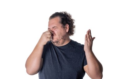 genç bir adam tutar veya bir pis koku veya koku nedeniyle Kapa burnunu pinches