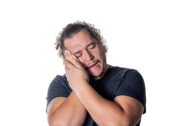 Beyaz arka plan üzerinde uykulu adam portresi.