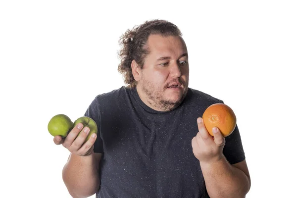 Hombre Gordo Divertido Sostiene Frutas Sobre Fondo Blanco — Foto de Stock
