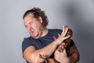 Komik şişman adam ile küçük köpek