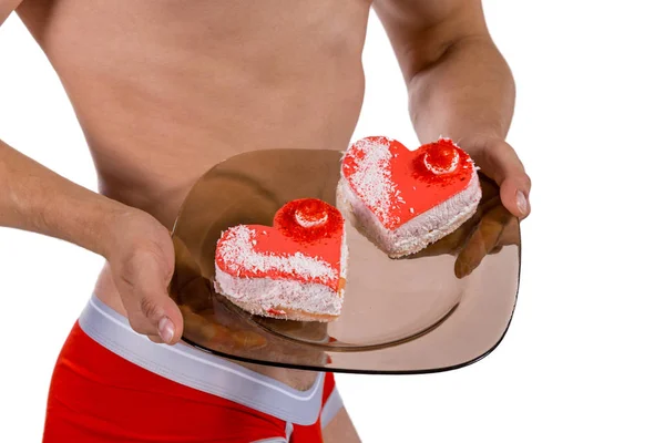 Kalp Şeklinde Pasta Plaka Ile Genç Yakışıklı Adamın Gövde Seksi — Stok fotoğraf