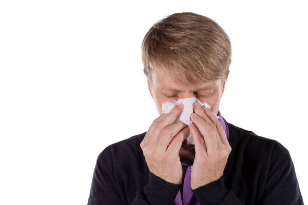 Человек в кардигане с тканями на белом фоне
