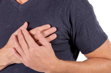 El ile göğsüne tutarak, kalp krizi ya da ağrılı kramplar, beyaz arka plan üzerinde acı ifadesi ile göğsüne basarak adam. Şiddetli gönül yarası