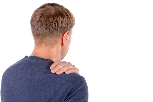 Hombre sosteniendo su hombro dolorido tratando de aliviar el dolor en el fondo blanco. Problemas de salud — Foto de Stock