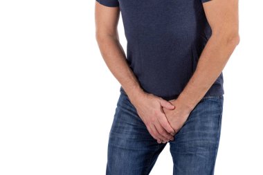 Onun üretra acı içinde tutan adam. Üretra ağrı beyaz arka plan üzerinde deneyim adam