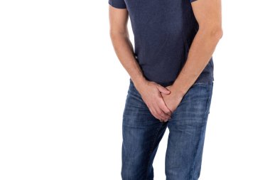 Onun üretra acı içinde tutan adam. Üretra ağrı beyaz arka plan üzerinde deneyim adam