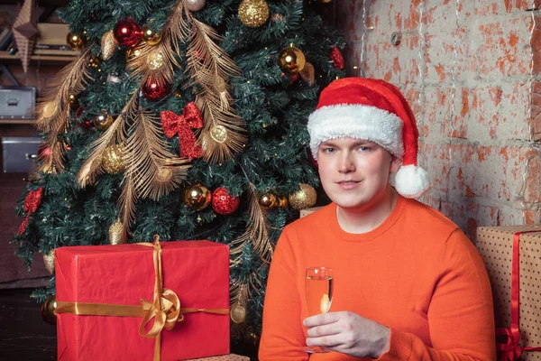 Stilig Kille Jultomten Hatt Håller Ett Glas Champagne Som Sitter — Stockfoto