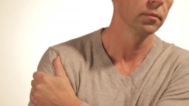 Adam beyaz arka plan üzerinde ağrı gidermek için boğaz omzunun masajlar. Sağlık sorunları